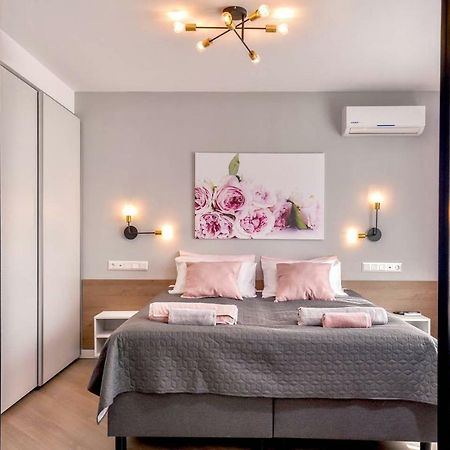 Rose One Bedroom Designer Apartment In City Centre By Flat Mаnager Софія Екстер'єр фото