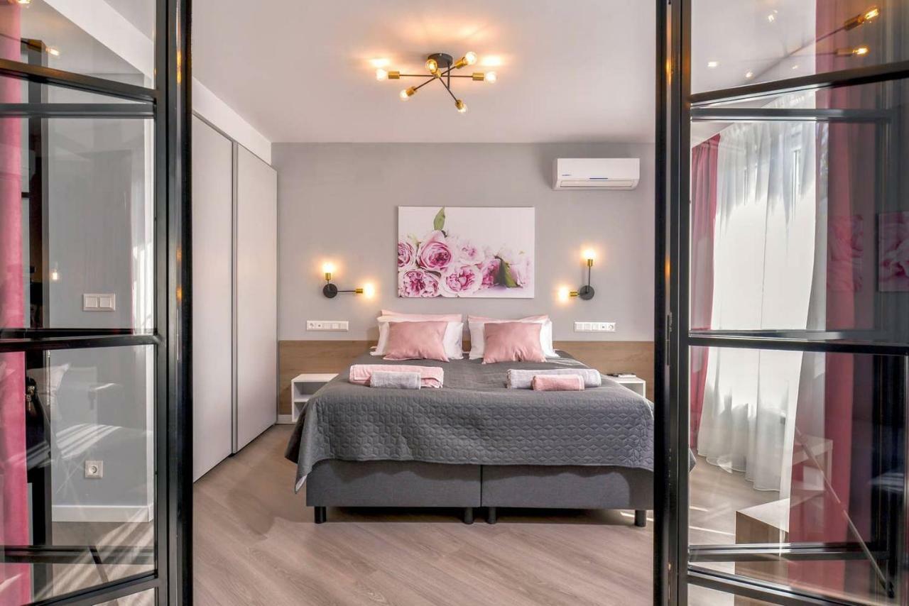 Rose One Bedroom Designer Apartment In City Centre By Flat Mаnager Софія Екстер'єр фото